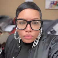 Esha****